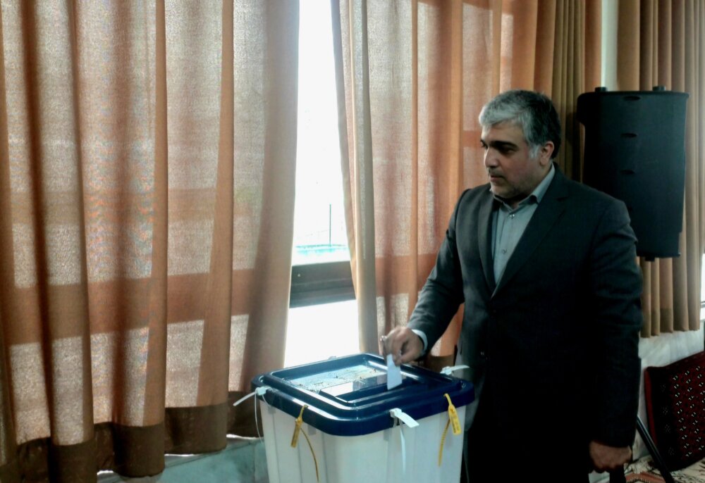 فرماندار قائمشهر در ساعات اولیه صبح رای خود را به صندوق انداخت.